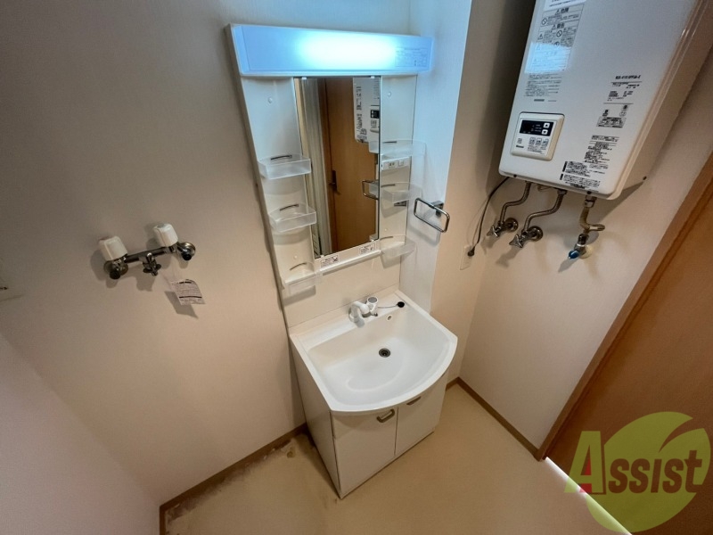 洗面設備　独立洗面台です。大きくてよいですね。シャンプーもできます。