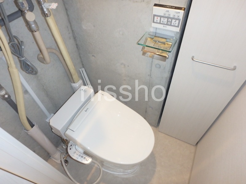 トイレ　温水洗浄便座付♪便利なコンセント付き収納も！