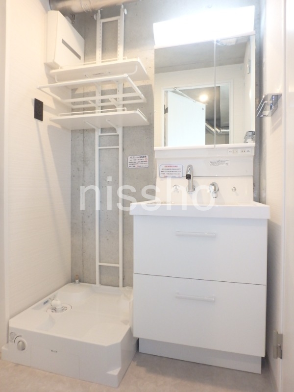 その他設備　ラックもあって便利な室内洗濯機置場！