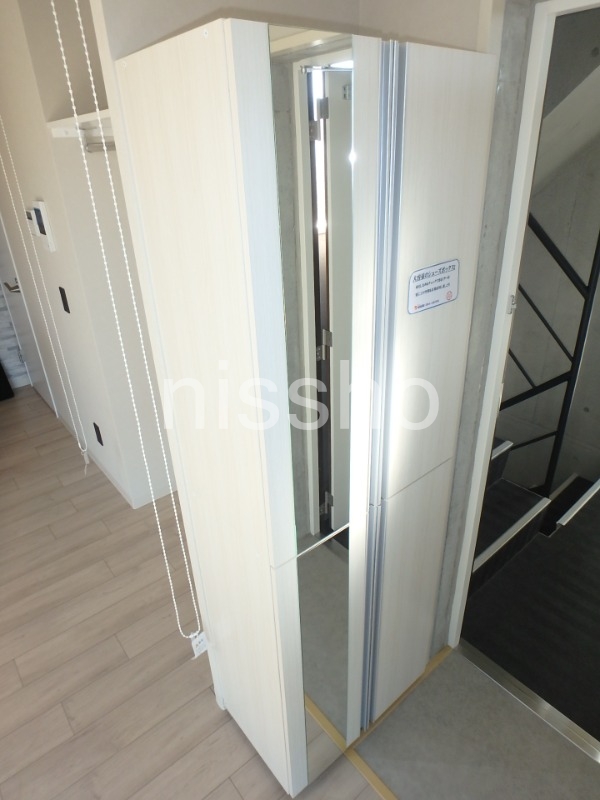 玄関　姿見付の大き目シューズBOX♪