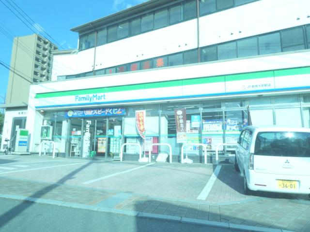 コンビニ　ファミリーマート（コンビニ）まで656m