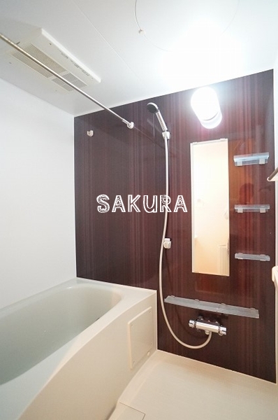 バス・シャワールーム　嬉しい追い焚き・浴室乾燥機付きです♪