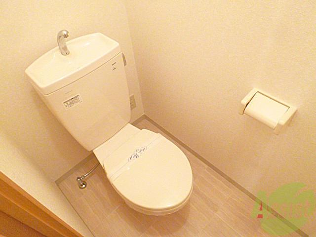 トイレ　清潔感のあるトイレは気持ちがいいですね！暖色系の照明でした！