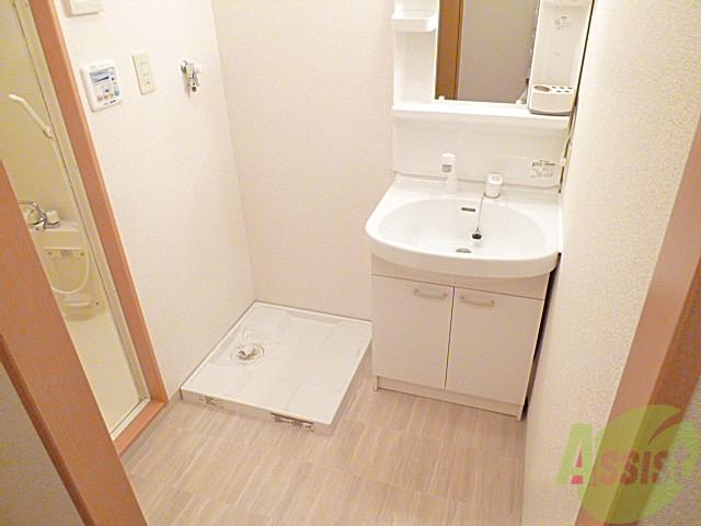 洗面設備　独立洗面所にもスペースをゆったり設けてます。棚とか置きます？