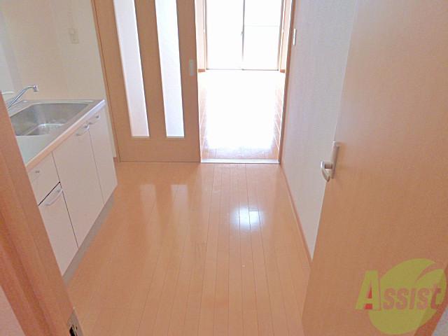 居室・リビング　大きなキッチンがゆったり入るダイニングには家電も一緒に！