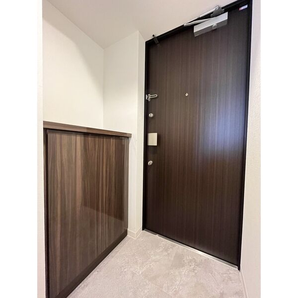 玄関　※別部屋の参考写真の為、原状優先です。