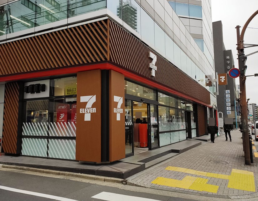 コンビニ　セブンイレブン麹町駅前店（コンビニ）まで136m