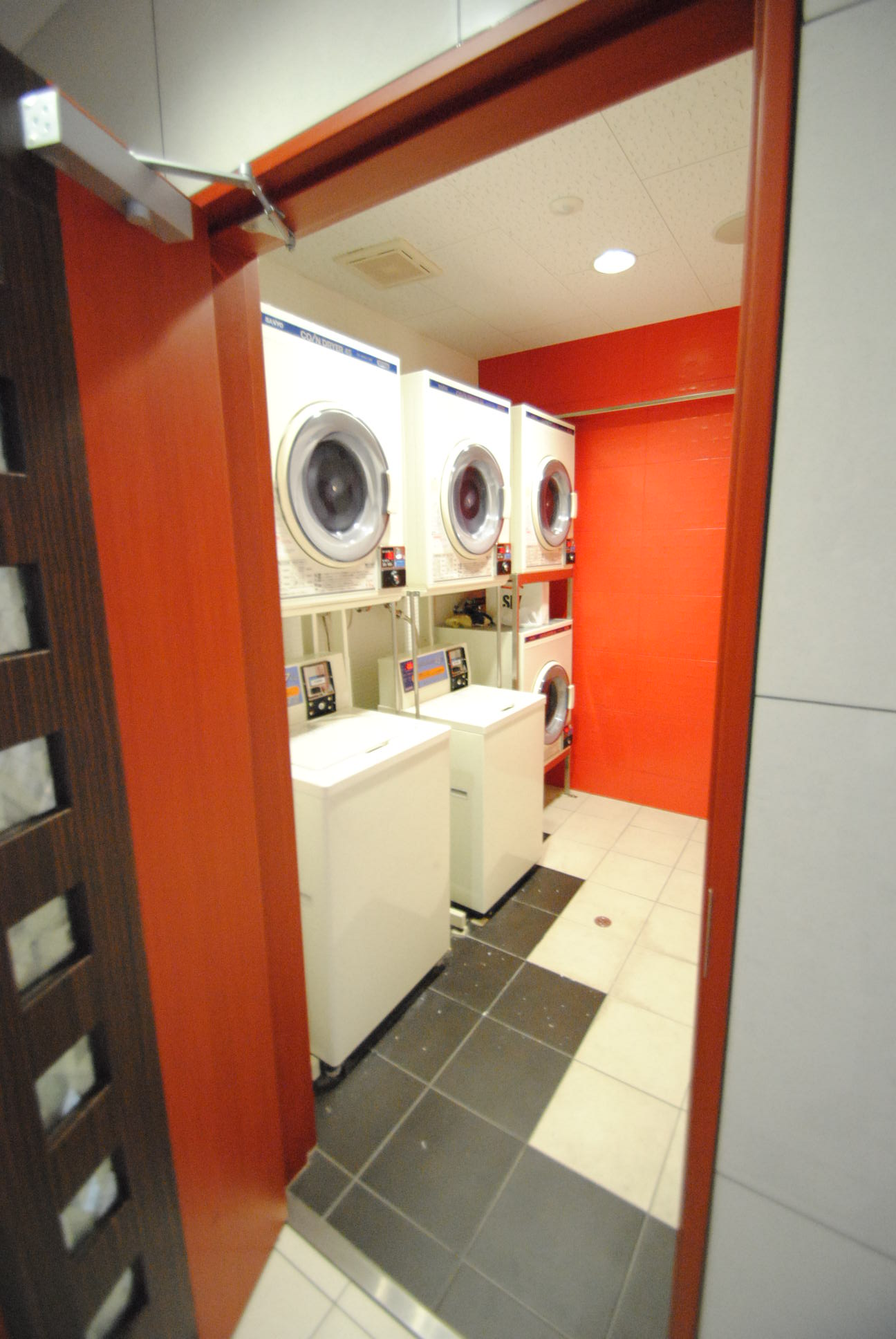 その他共有部分　コインランドリーも設けております♪