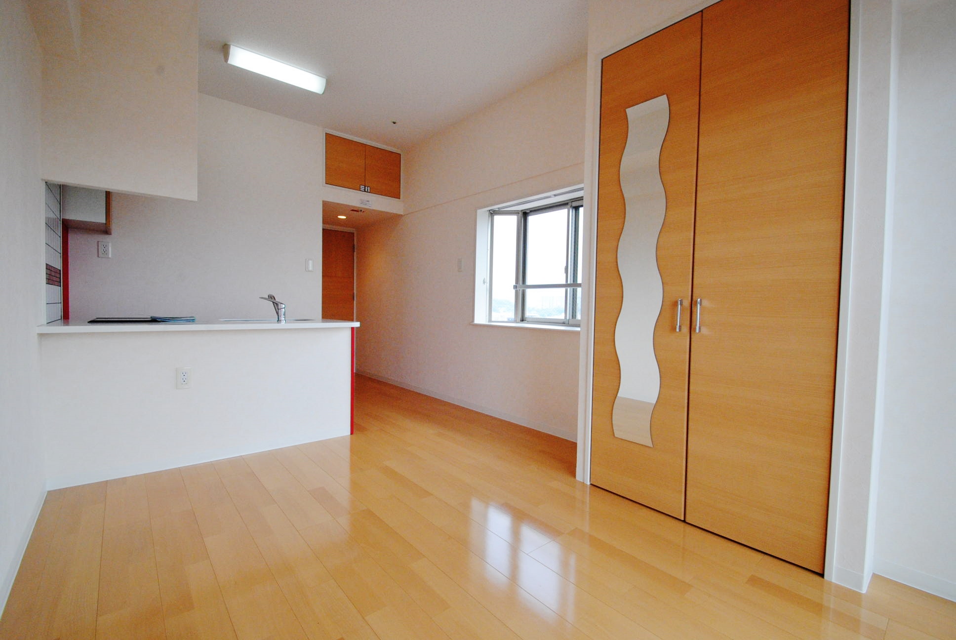 居室・リビング　南向きの角部屋☆出窓あり☆日当たり良好