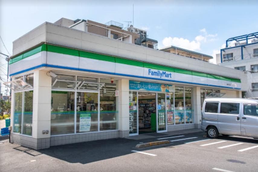 コンビニ　ファミリーマート 小菅四丁目店（コンビニ）まで300m