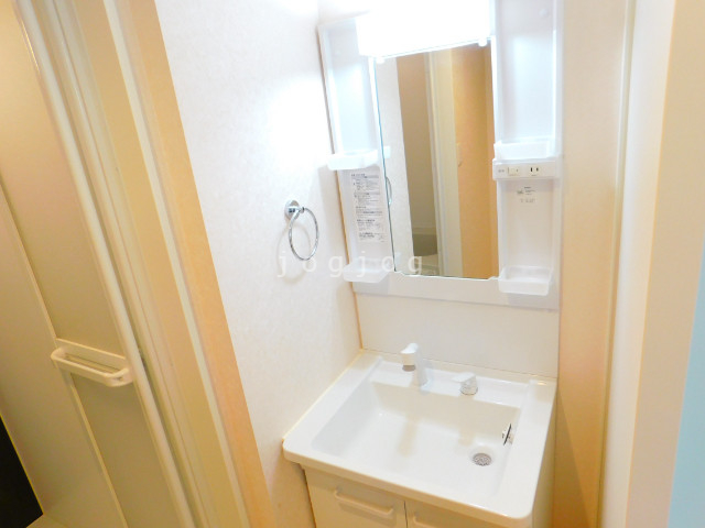 洗面設備　独立洗面台アリ　タオルが掛けられます