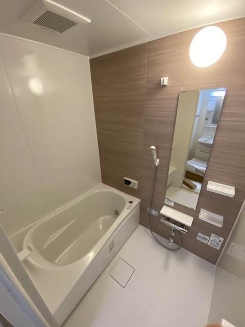 バス・シャワールーム　広めのお風呂で癒されてください。