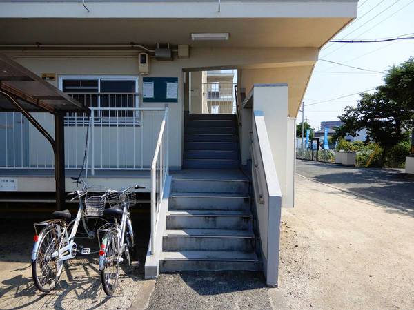 エントランス　落ち着いたエントランスです