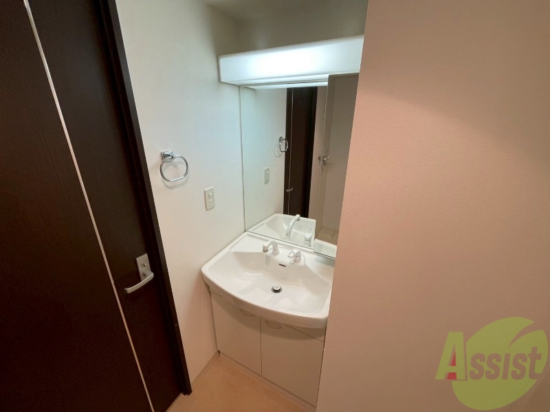 洗面設備　大きくて使いやすそうな独立洗面台になっています。