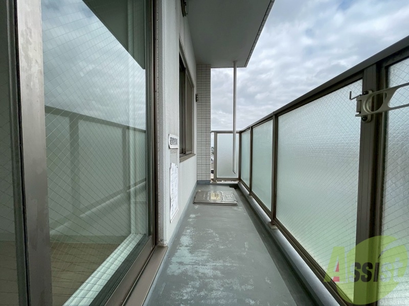 バルコニー　バルコニーは幅があり、広い印象を受けました。