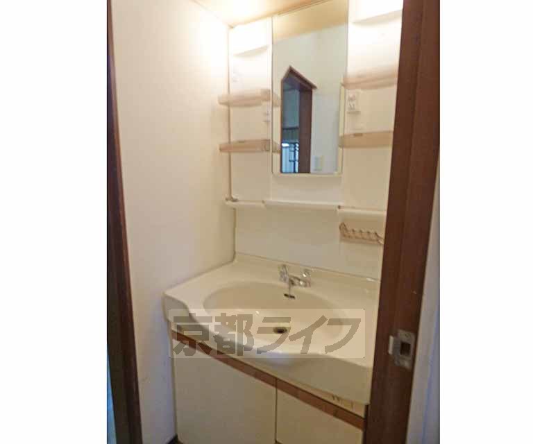 洗面設備　綺麗な洗面台です。