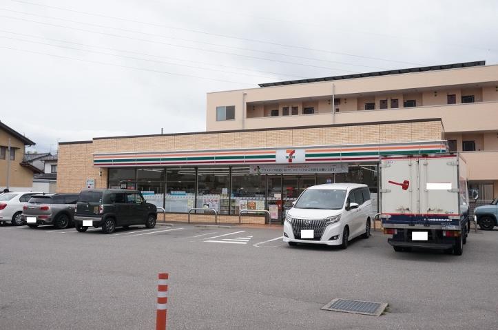 コンビニ　セブンイレブン（コンビニ）まで646m