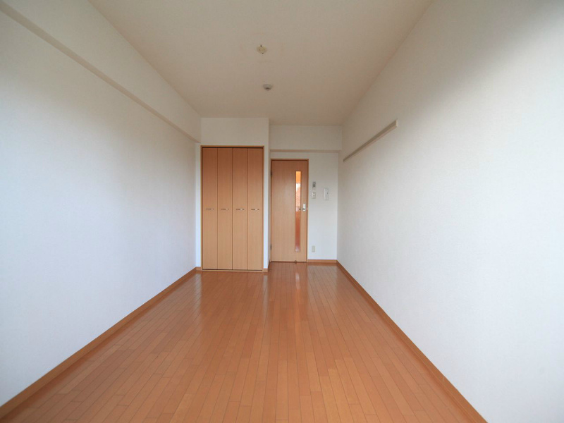 その他　洋室8帖　クローゼット付（収納充実してます）