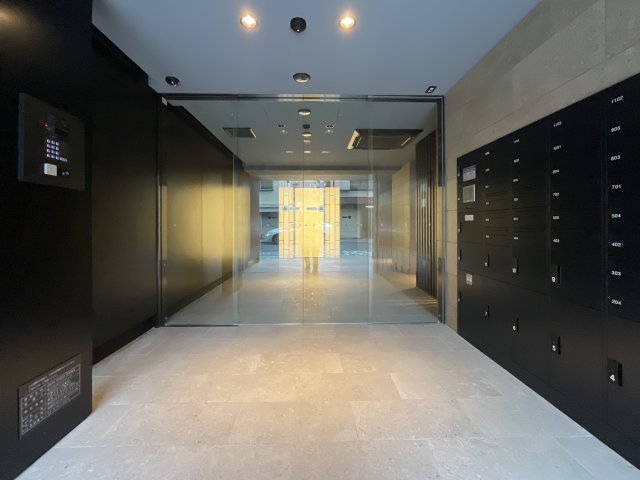 エントランス　落ち着いたエントランスです