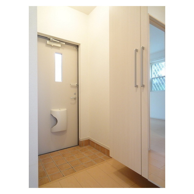 玄関　姿見はお出かけ前のチェックに