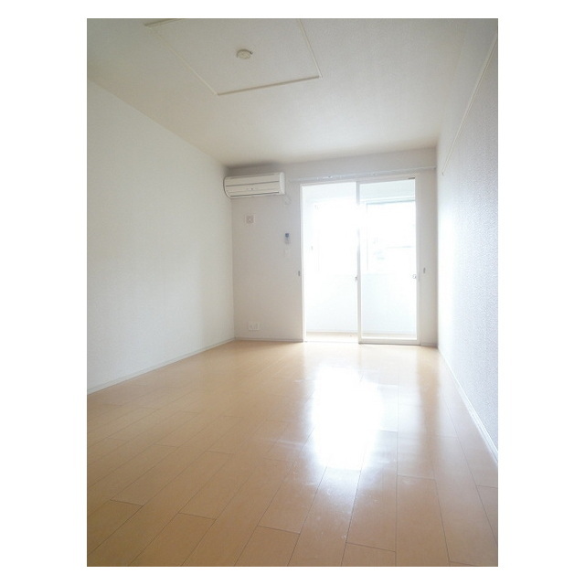 居室・リビング　明るい日差しの室内