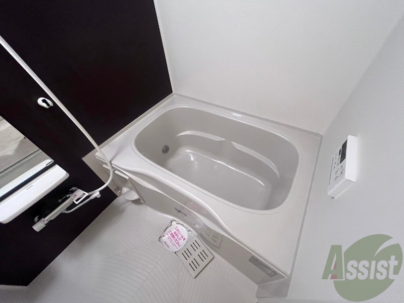 バス・シャワールーム　こちらはバスルームになります。浴室乾燥機が付いています。