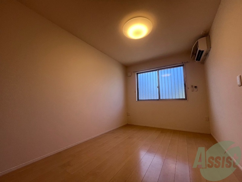 その他部屋・スペース　こちらは６．７帖の洋室になります。エアコンも付いています。