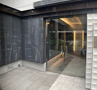 エントランス　落ち着いたエントランスです