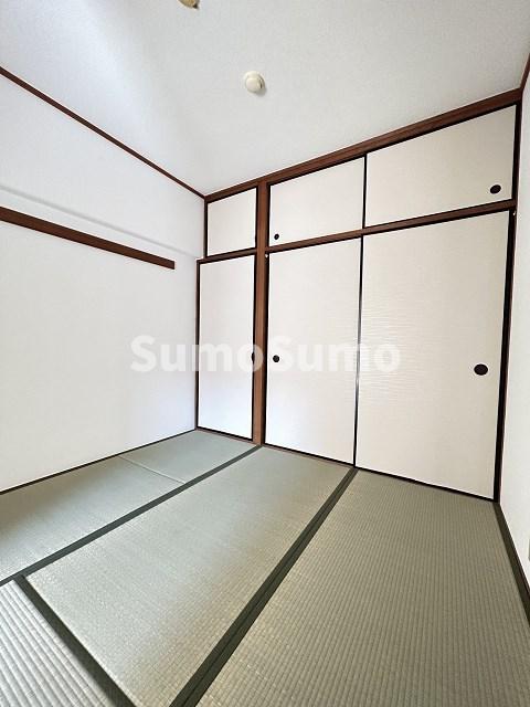 その他部屋・スペース　落ち着いた色調の寝室です