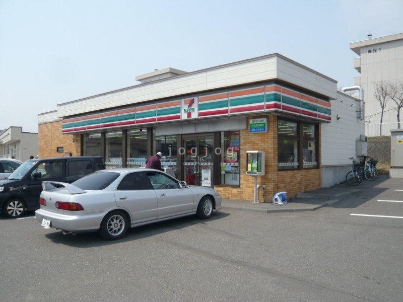 コンビニ　セブンイレブン苫小牧高丘店（コンビニ）まで750m