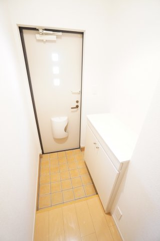 玄関　※同物件・同タイプの写真です。