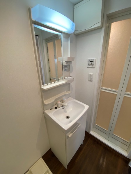 洗面設備　人気設備の独立洗面台　※写真は同タイプ４　階の写真となります