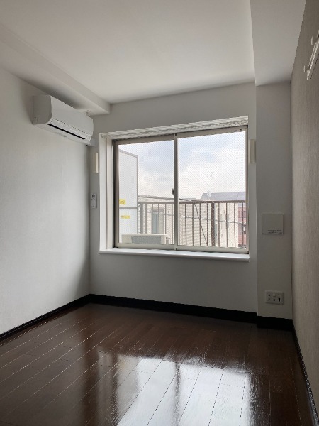 居室・リビング　広々とした６．９帖洋室　※写真は同タイプ４　階の写真となりま