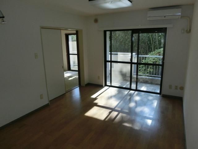 その他部屋・スペース　エアコン完備の広々としたリビング