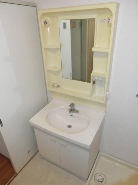 洗面設備　独立型の洗面台です