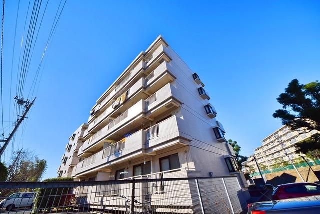 建物外観　高台で眺望も良く、日当たり良好