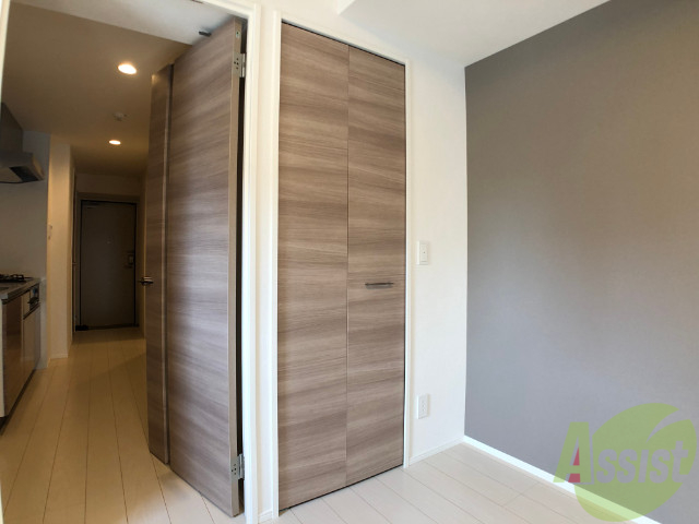 収納　洋室のクローゼットは一人暮らしにはちょうど良いサイズですね。