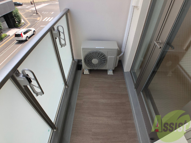 バルコニー　バルコニーは洗濯物を干すのに十分な広さがありますね。