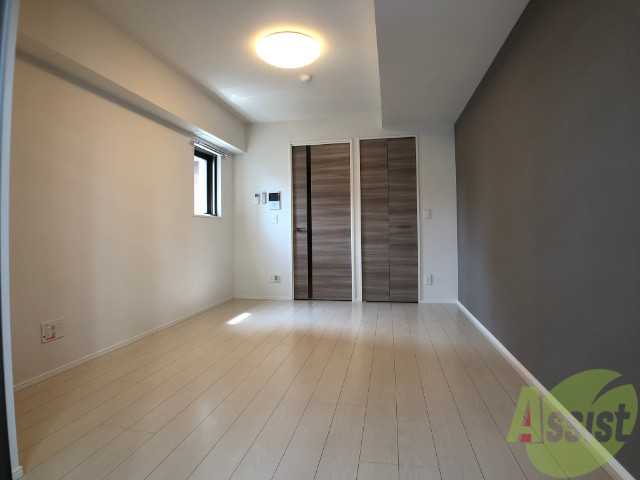 居室・リビング　８．５帖の洋室です。広々として、きれいですね。