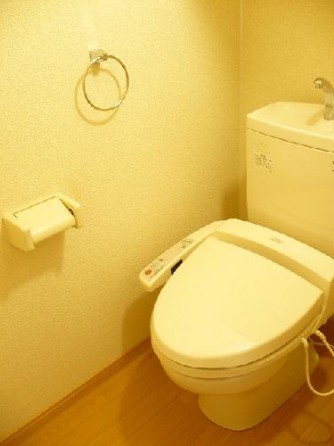 トイレ　温水洗浄便座付きです。上には棚があります。