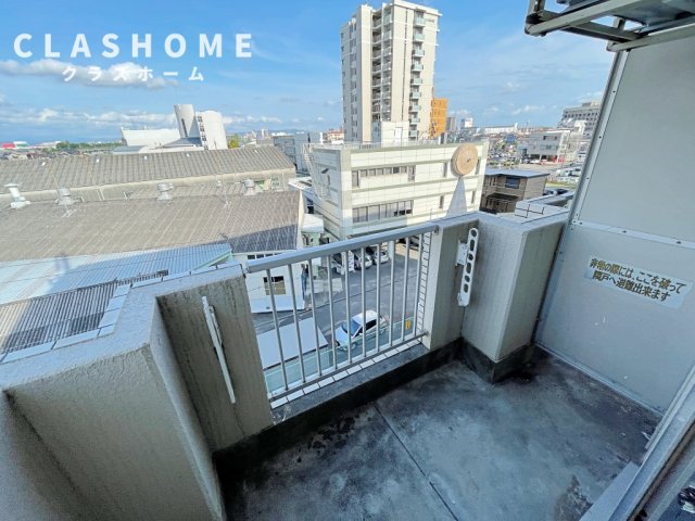 バルコニー　同物件の別部屋になります。