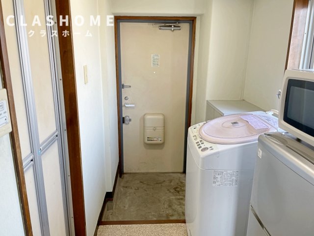 玄関　同物件の別部屋になります。