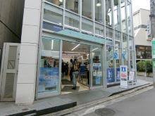 ドラックストア　ローソン神宮前六丁目店(コンビニ)（ドラッグストア）まで1084m