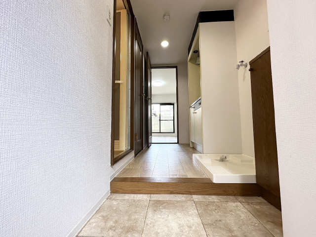 玄関　（　玄関から見た奥行き　）