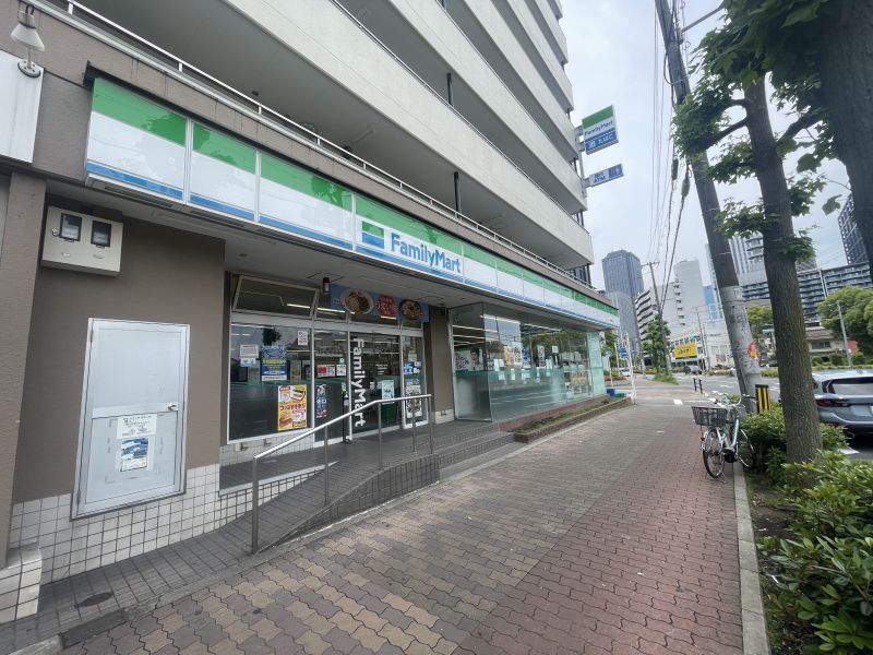 コンビニ　ファミリーマート城東鴫野西店（コンビニ）まで428m