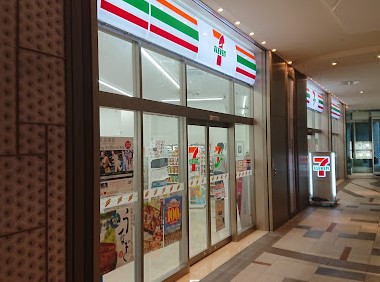 コンビニ　セブン－イレブン汐留ビルディング店（コンビニ）まで444m