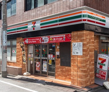 コンビニ　セブン－イレブン浜松町１丁目中央店（コンビニ）まで592m