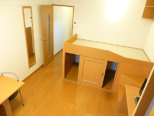 その他部屋・スペース　中央、造り付ベッド下部は収納になっています♪