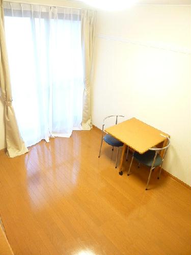 居室・リビング　テーブルは、折りたたむ事もできますよ♪