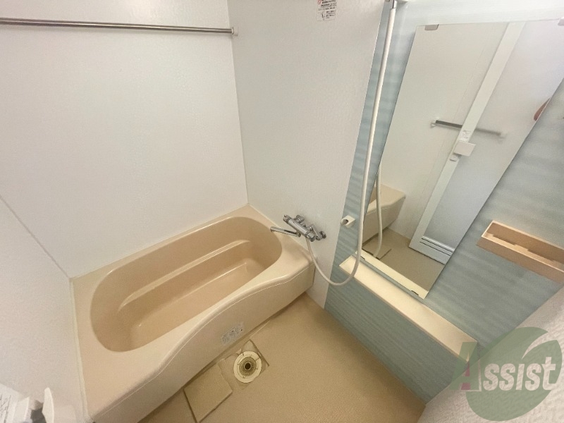 バス・シャワールーム　浴室は広々としています。一日の疲れを癒しましょう。